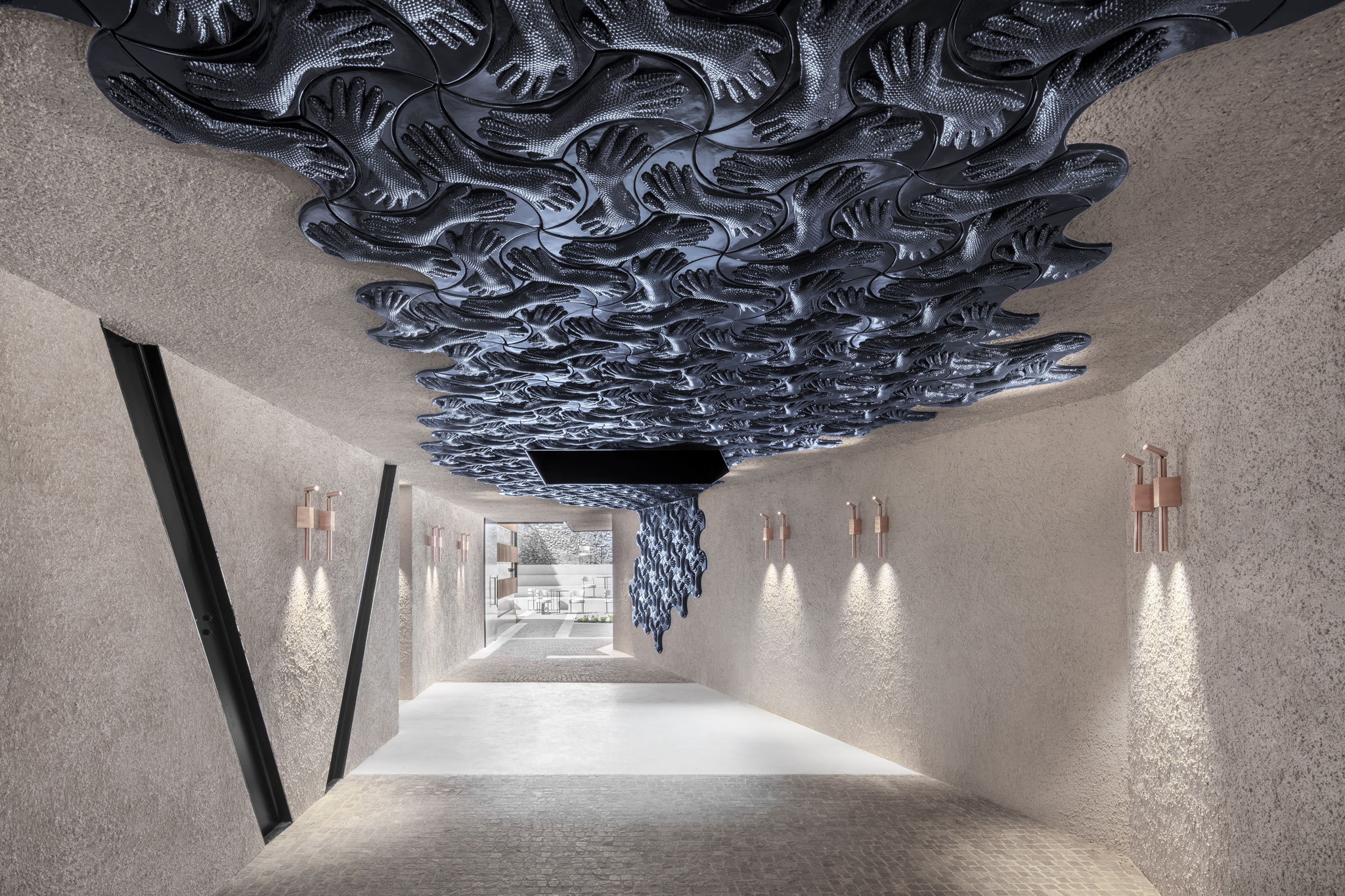 Die Kunstpassage des Boutique Hotel Badhaus in Brixen, gestaltet vom Künstler Michael Fliri, verbindet die Adlerbrückengasse mit dem Innenhof und dient zugleich als Hauptzugang zum Treppenhaus und zur Rezeption.