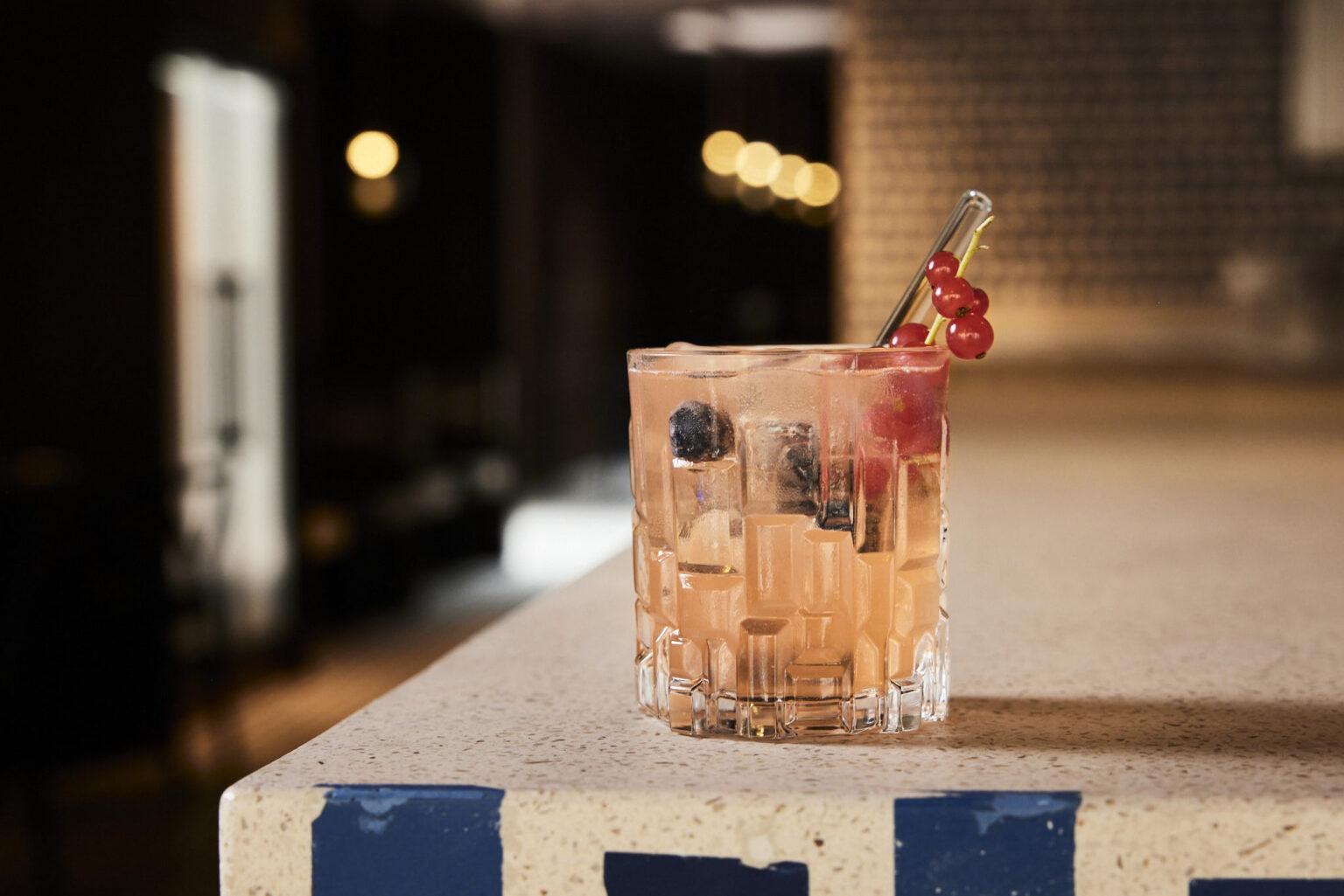 Cocktail mit frischen Beeren in der Viertel Bar in Brixen