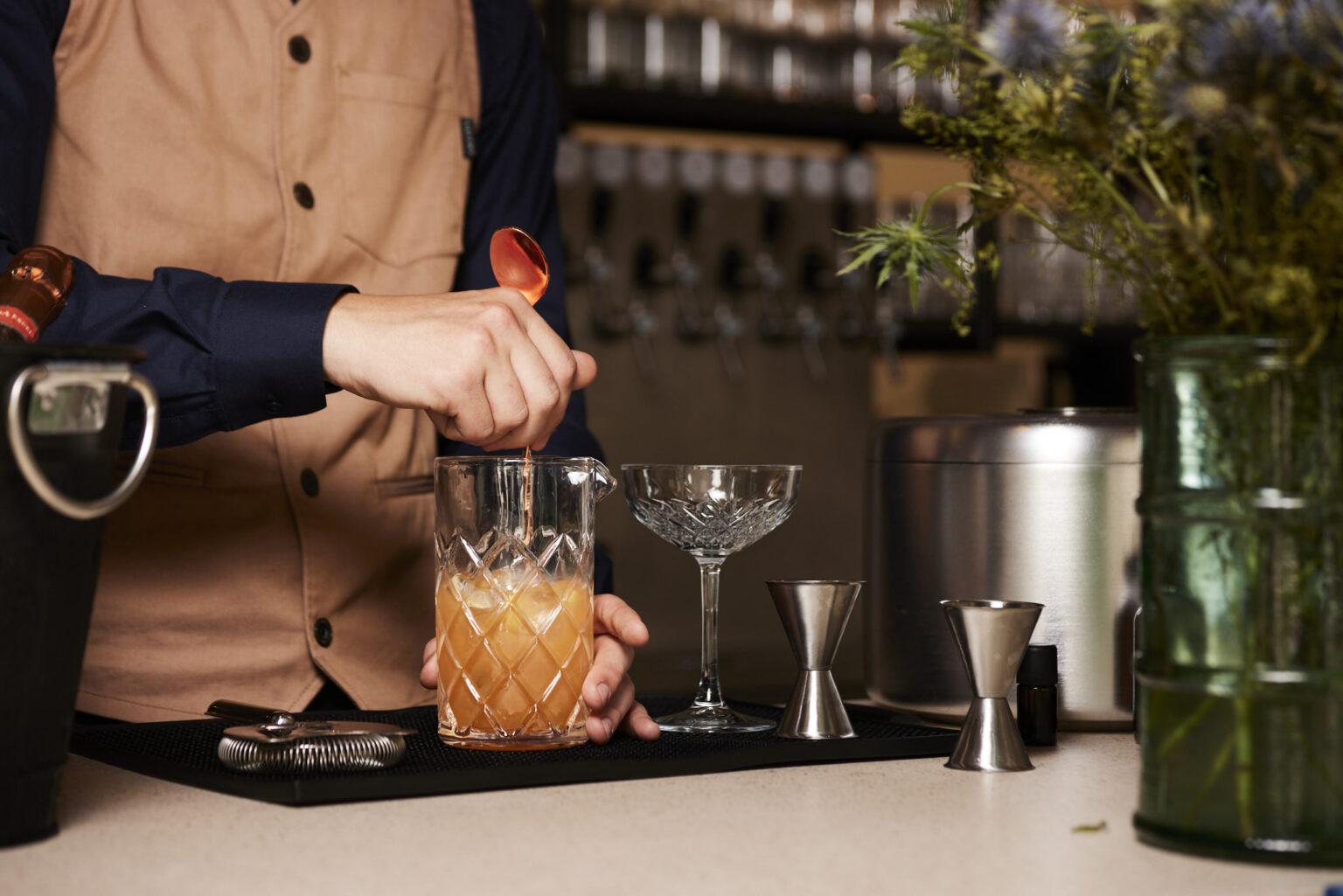 Cocktails in der Viertel Bar in Brixen werden zubereitet