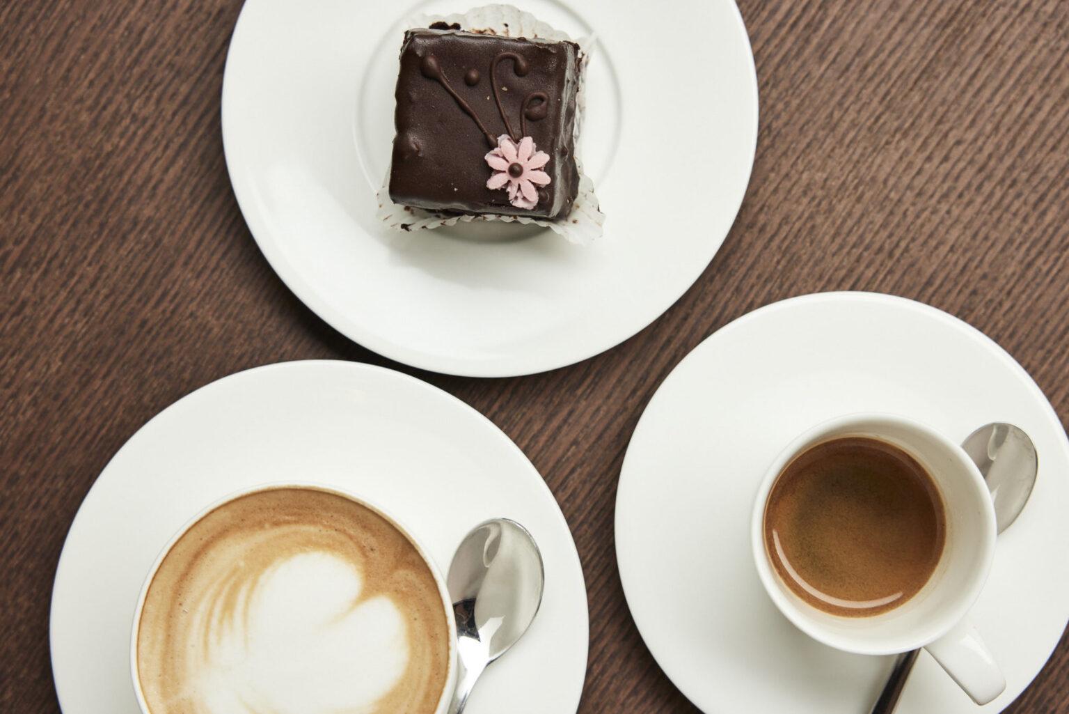 Kaffee und Kuchen in der Viertelbar in Brixen