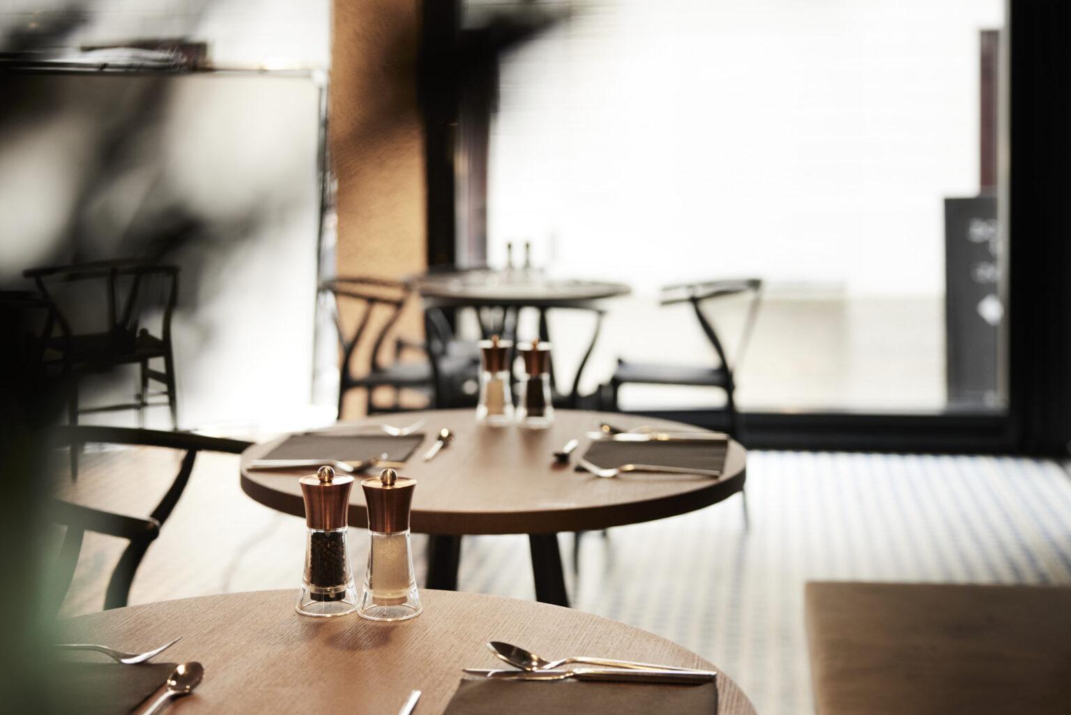 Gedeckte Tische in der Viertel Bar im Boutique Hotel Badhaus in Brixen