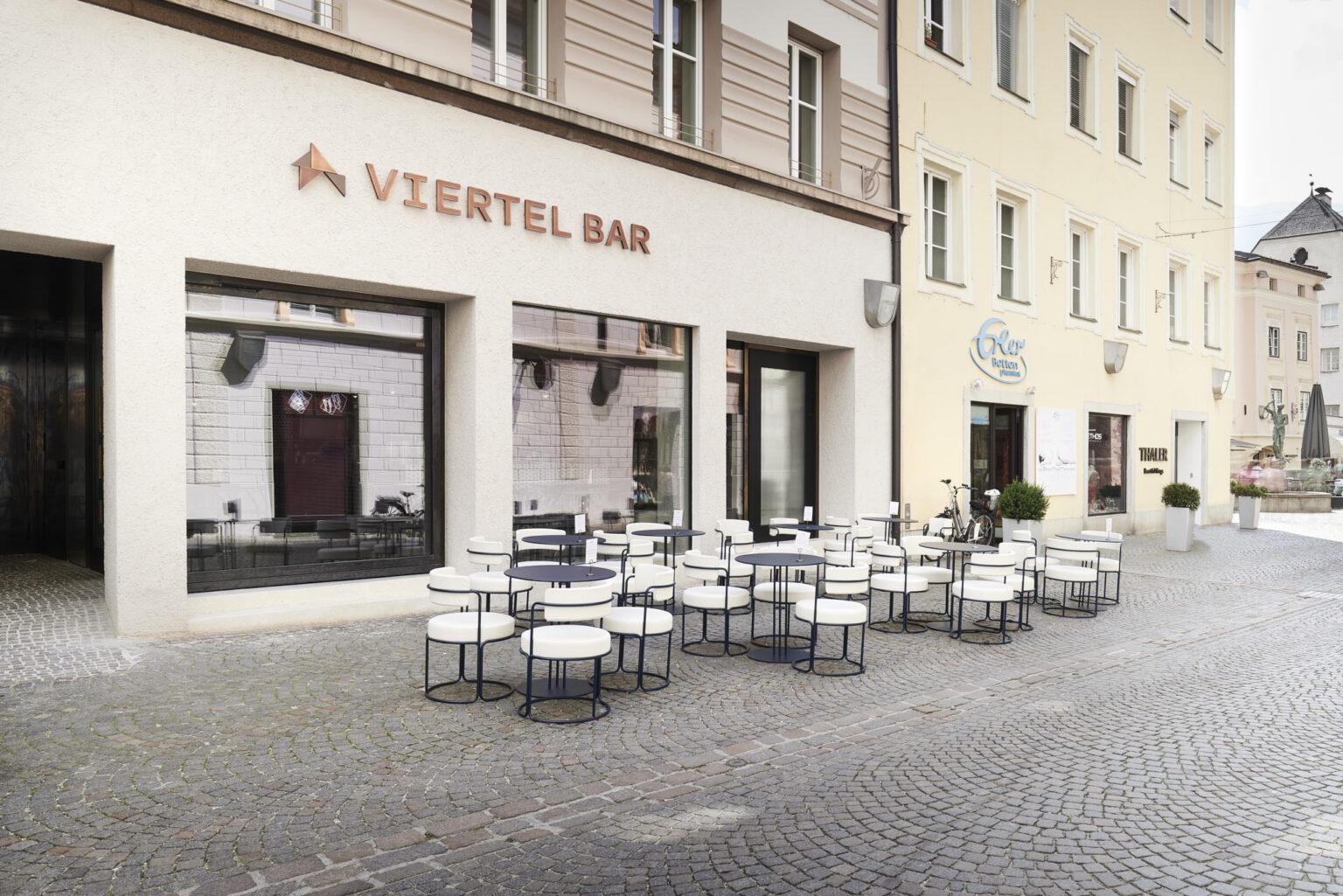 Der Terrassenbereich der Viertel Bar in der Weissenturm Gasse in Brixen