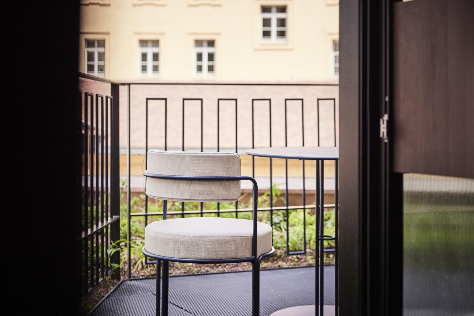 Zimmer im zweiten Stock des Boutique Hotel Badhaus mit italienischem Leinen, Holzboden und Zugang zur eigenen Terrasse. Blick in Richtung Terrasse.
