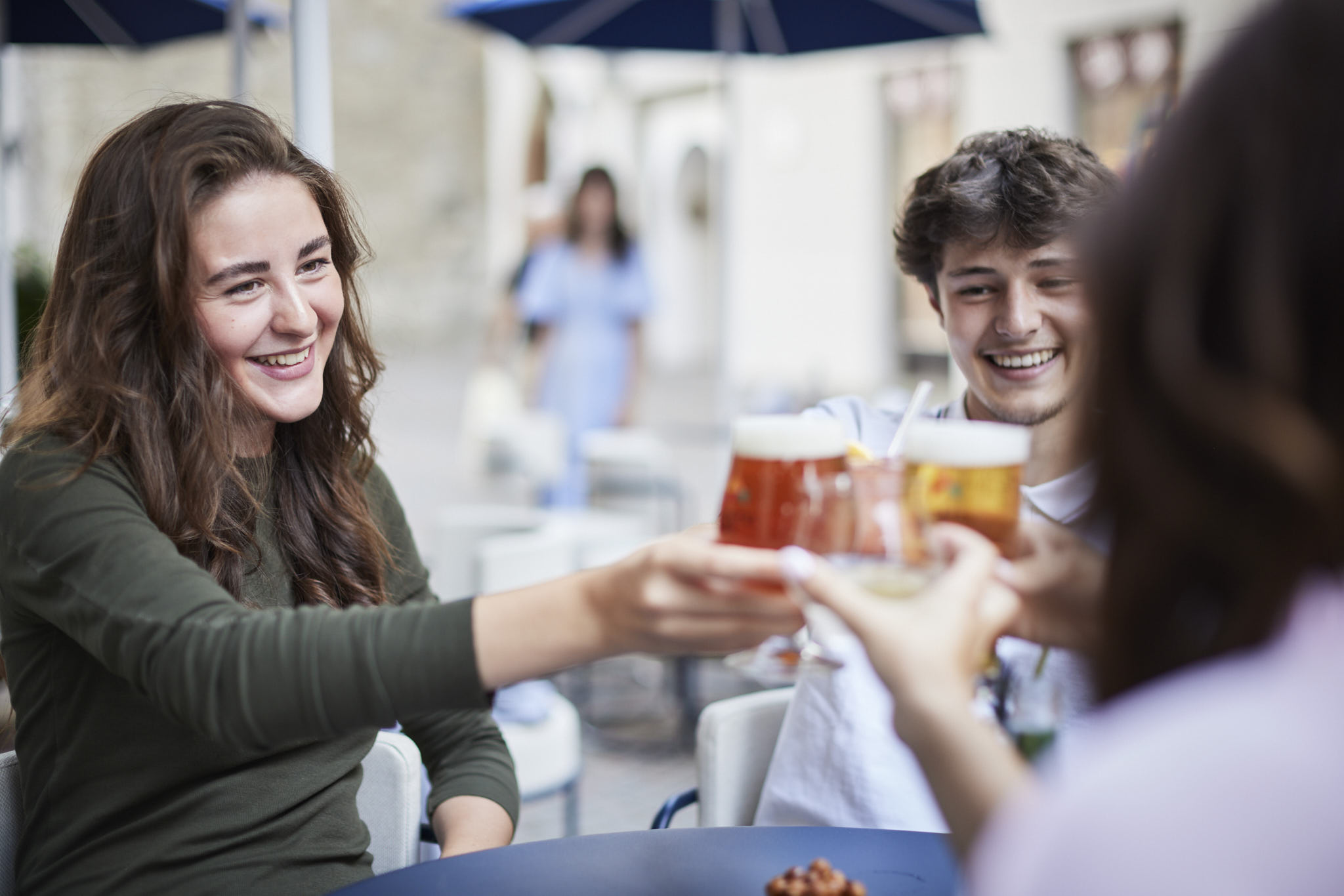 Glückliche Menschen auf der Terrasse der Viertel Bar in Brixen
